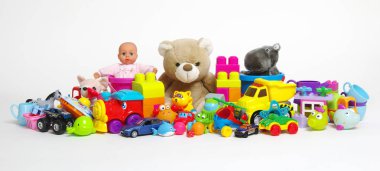 Beyaz arkaplanda oyuncaklar