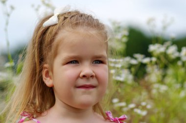  Bahar günü çayır üzerinde küçük kız