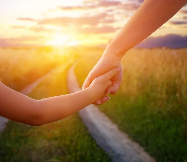 Rękach Matka Córka Trzymając Się Nawzajem Pole Drodze Słońce — Zdjęcie stockowe