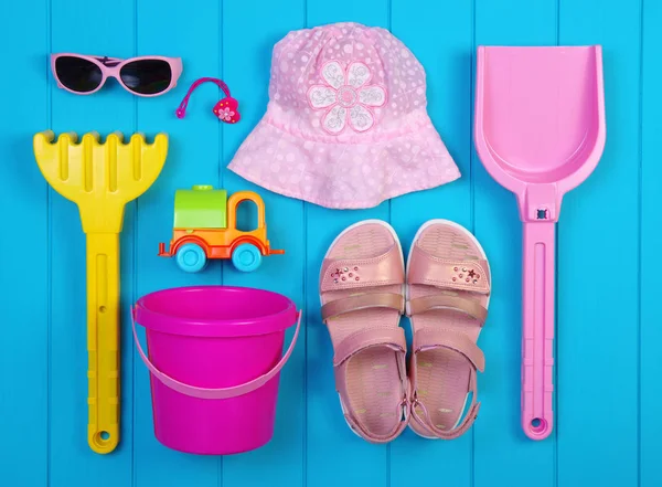 Acessórios Verão Menina Fundo Madeira Azul — Fotografia de Stock