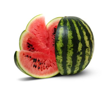 Beyaz arka planda izole edilmiş taze dilimlenmiş karpuz.. 