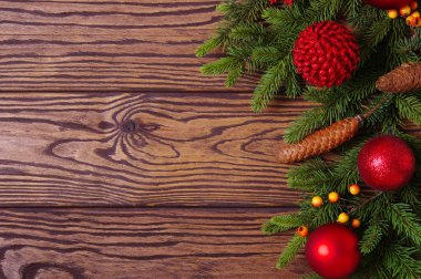 Noel arkaplanı köknar dalları ve süslemeli kırmızı toplar.