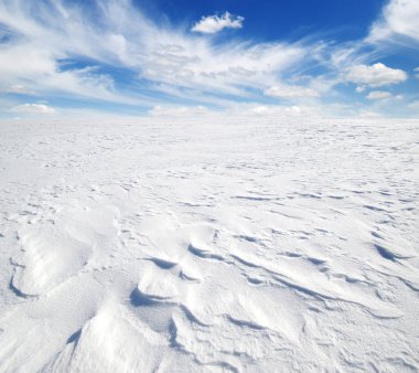  Kar ve gökyüzünün kış manzarası