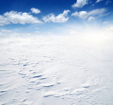  Kar ve gökyüzünün kış manzarası