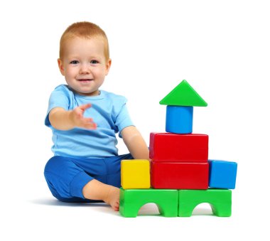 Küçük çocuk oyuncak beyaz arka plan üzerinde izole çalmaya