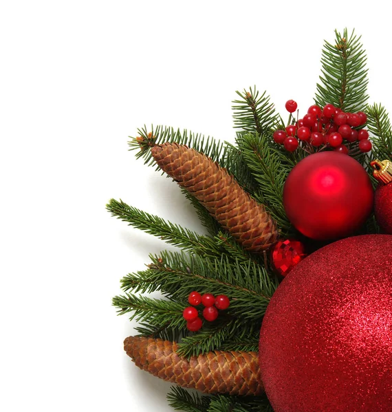白色背景下松枝上的红色圣诞球 — 图库照片