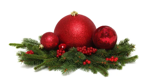 Vánoční Ozdoba Červené Koule Kužely Jedle Větve Izolované Bílém Pozadí — Stock fotografie