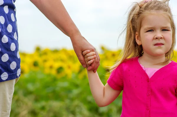 Manos Madre Hija Abrazándose Campo —  Fotos de Stock