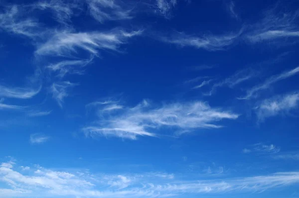 青い空と白い雲の背景 — ストック写真