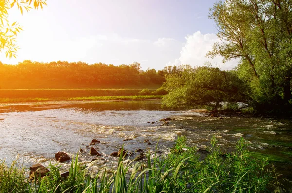 Krajobraz Rzeką Słońcu — Zdjęcie stockowe