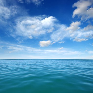 Gökyüzünde mavi deniz suyu yüzeyi