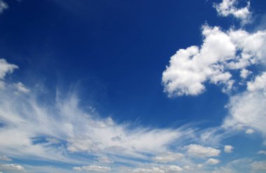 mavi gökyüzü ve beyaz bulutların arkaplanı