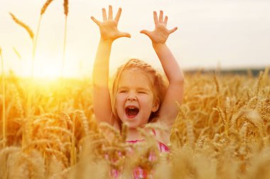 Gün batımını buğday alan kız.