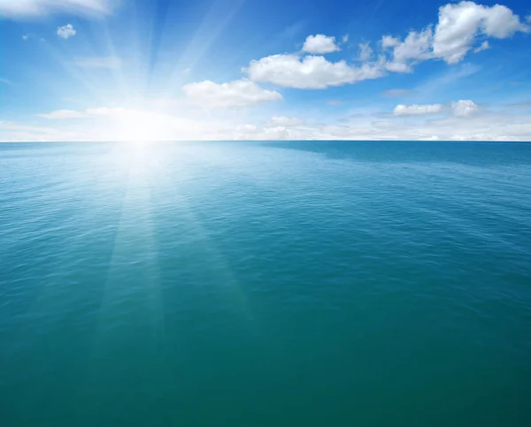 Mar Azul Sol Céu — Fotografia de Stock