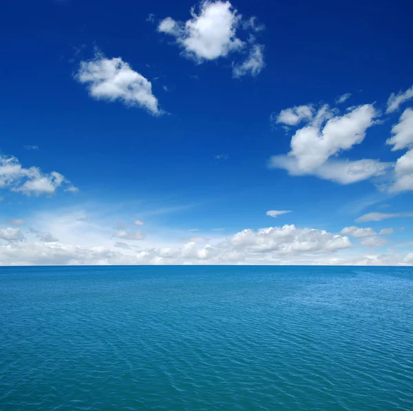 Gökyüzünde Mavi Deniz Suyu Yüzeyi — Stok fotoğraf