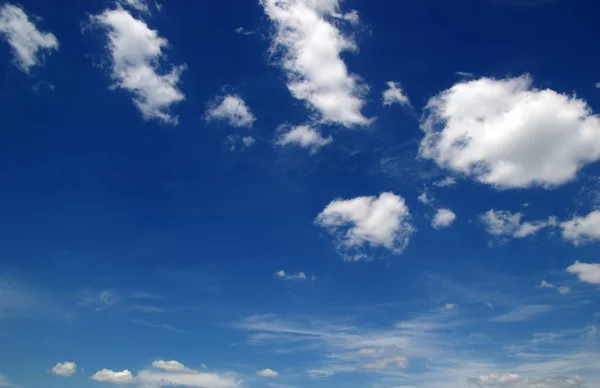 蓝天白云的背景 — 图库照片