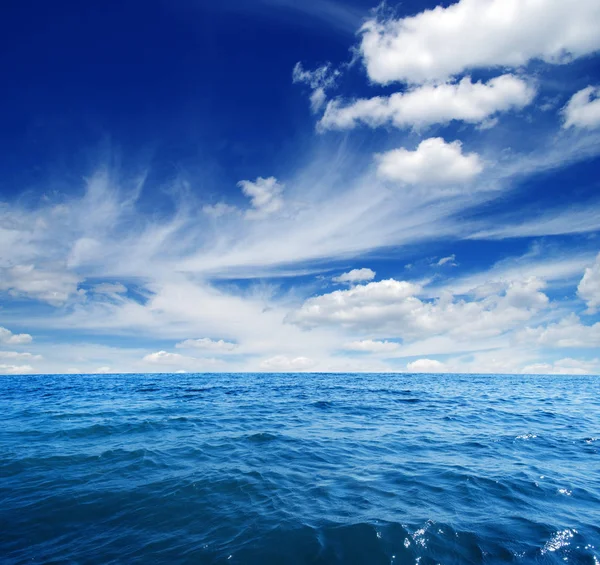天空中的蓝色海面 免版税图库照片
