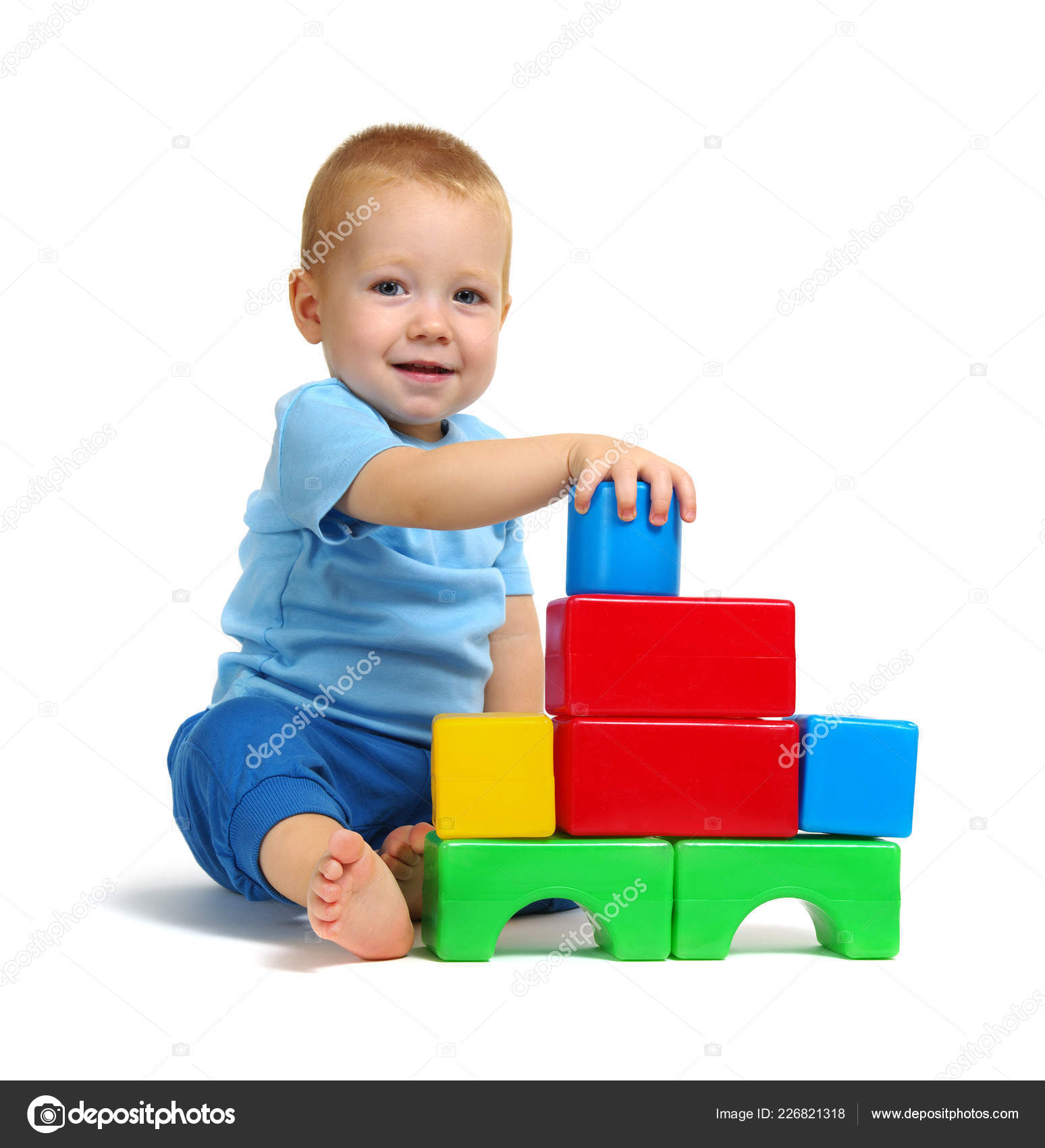 Pequeno Bebe Jugando Con Cubos En Fondo Blanco Aislado Foto De Stock C Ale Ks