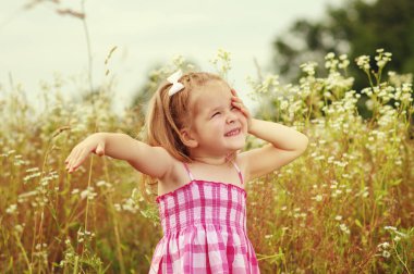  Bahar günü çayır üzerinde küçük kız