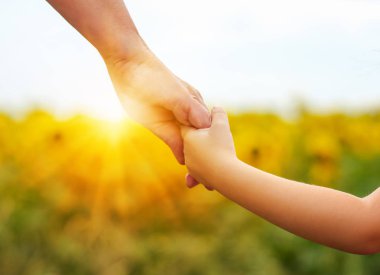 Anne ve kızı diğer her sahada tutan eller