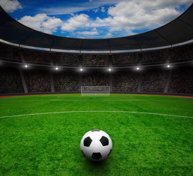 Futbol topu yeşil stadyumda, arena gece aydınlandı parlak spot ışıkları