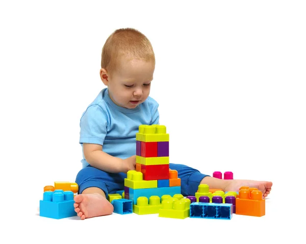 Liten Pojke Spelar Toy Isolerad Vit Bakgrund — Stockfoto