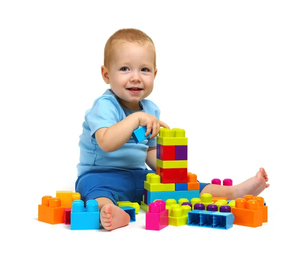 小男孩玩玩具在白色背景上孤立 — 图库照片