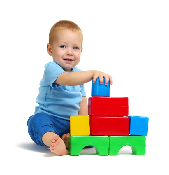 Mały Chłopiec Gra Zabawka Białym Tle — Zdjęcie stockowe