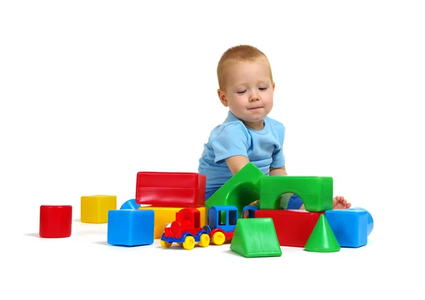 Küçük Çocuk Oyuncak Beyaz Arka Plan Üzerinde Izole Çalmaya — Stok fotoğraf
