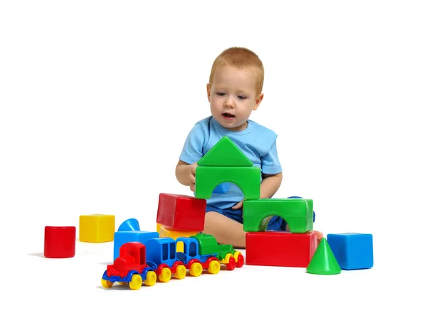 Liten Pojke Spelar Toy Isolerad Vit Bakgrund — Stockfoto