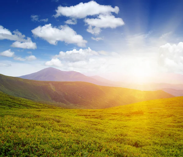 Bergslandskap Med Solen — Stockfoto