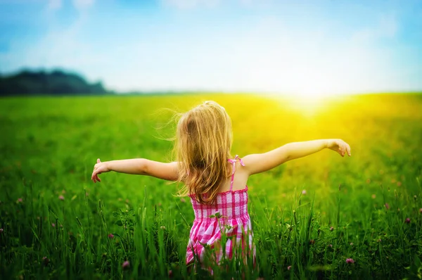 Meisje Genieten Van Natuur Weide Uitgestrekte Armen Verse Ochtend Lucht — Stockfoto