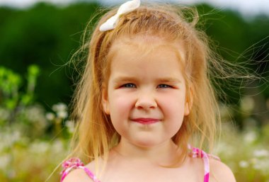  Bahar günü çayır üzerinde küçük kız