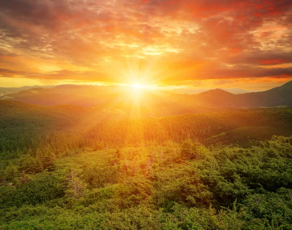 太陽と山の風景 — ストック写真