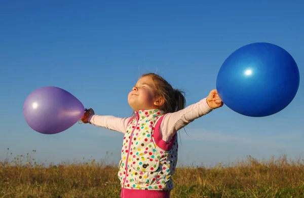 Menina Feliz Livre Com Balões — Fotografia de Stock