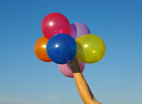 Mão Segurando Balões Coloridos Céu — Fotografia de Stock