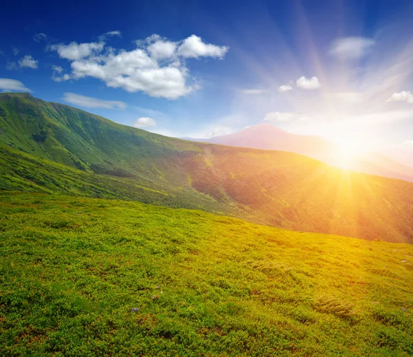 Bergslandskap Med Solen — Stockfoto