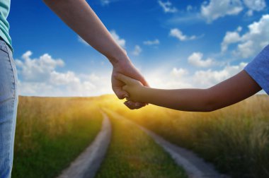 Yol ve güneş tarlalarında el ele tutuşurken