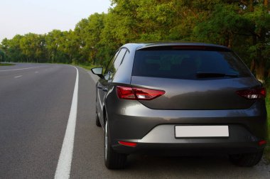 Gümüş araba ve yolda.