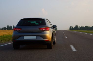 Gümüş araba ve yolda.