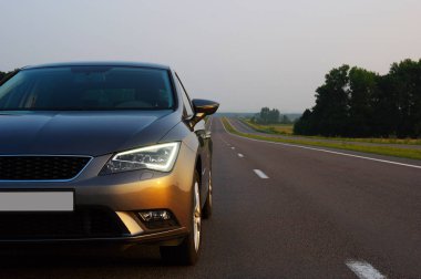 Gümüş araba ve yolda.