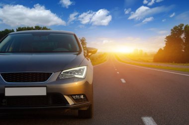  Araba ve ışık yolda..