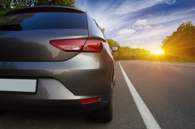  Araba ve ışık yolda..