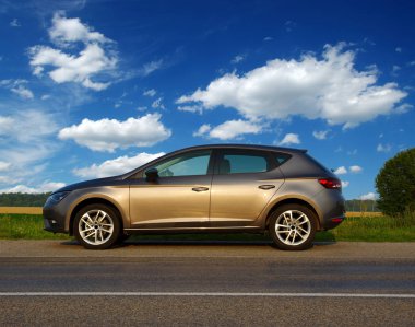 Gümüş araba ve yolda.