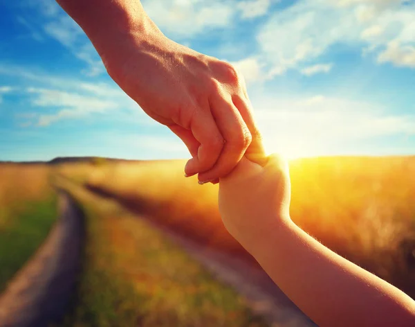 Anne Babanın Küçük Çocuğun Elleri Yolda Tarlada — Stok fotoğraf