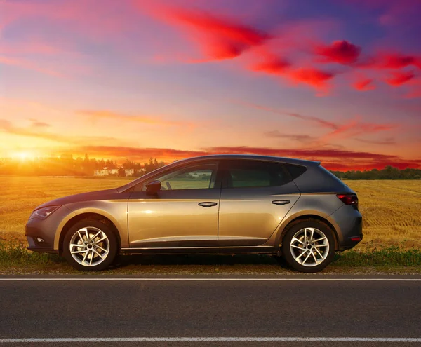 Yazın asfalt yolda araba.