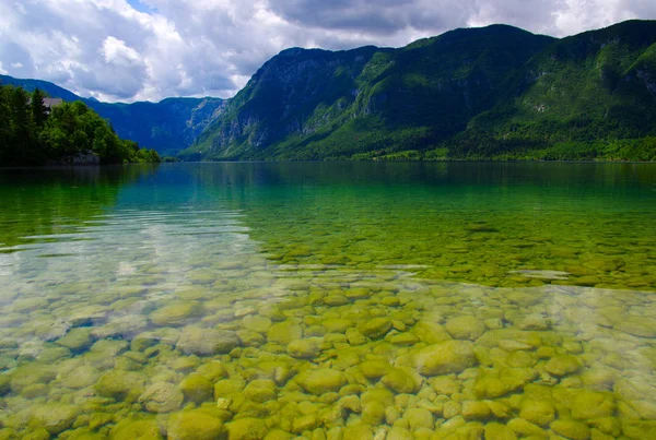 澄んだ水と山の湖 — ストック写真