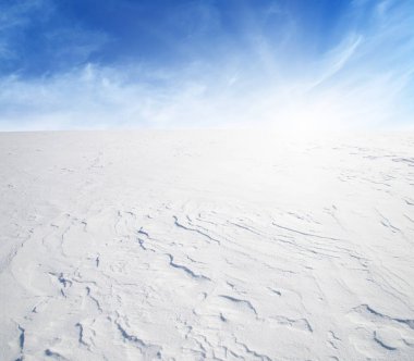  Kar ve gökyüzünün kış manzarası