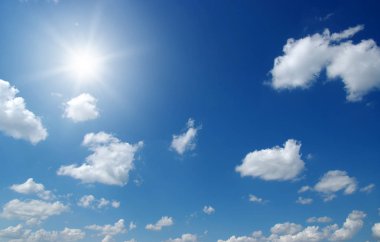 Güneş mavi gökyüzünde arka planda