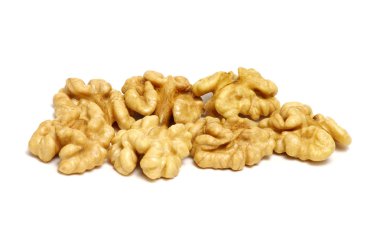 Beyaz arkaplanda izole edilmiş cevizler